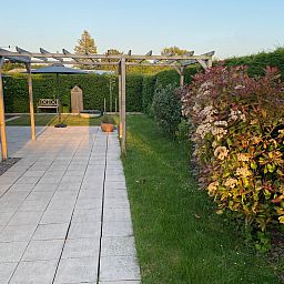 Attraktives Schlafzimmer im Ferienhaus ZE1679 in Kamperland, Noord-Beveland, Zeeland mit bequemem Doppelbett und Blick auf den gruenen Garten.