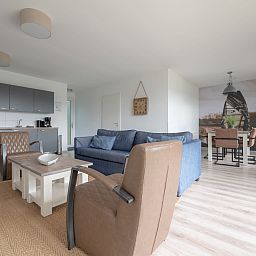 Open keuken en zithoek in Bungalow de Boei, ideaal voor een vakantie in Kamperland, Noord-Beveland, Zeeland.