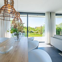 Stijlvolle eetruimte met uitzicht in Duinvallei 32, vakantiehuis in Kamperland, Zeeland.