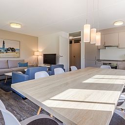 Gezellige woonkamer van Villa R8B, een vakantiehuis in Kamperland, Noord-Beveland, Zeeland, met moderne keuken en ruime zithoek.