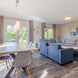 Gezellige woonkamer in Villa R8B, een vakantiehuis in Kamperland, Noord-Beveland, met moderne inrichting en uitzicht op de tuin.