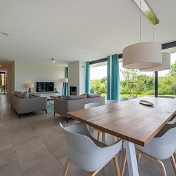 Offenes Wohnzimmer und Essbereich in Waterline 25 | De Groote Duynen, Ferienhaus in Kamperland, Noord-Beveland, mit viel Licht.