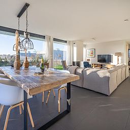 Gezellige zithoek in Duinvallei 39, De Groote Duynen, Kamperland, met comfortabele banken en een open haard.