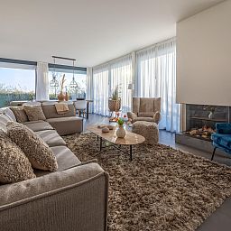 Eetkamer in Duinvallei 39, De Groote Duynen, Kamperland, met een grote houten tafel en uitzicht op de tuin.