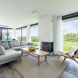 Helles Wohnzimmer mit Kamin in Duinvallei 35, Kamperland, Ferienbungalow