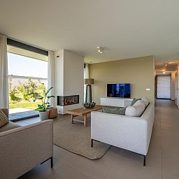 Gezellige woonkamer met open haard in Duinvallei 29 | De Groote Duynen, Kamperland. Vakantiehuis in Noord-Beveland, Zeeland.