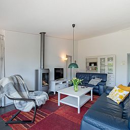 Gezellige woonkamer Cypressenlaan 18, Ruiterplaat, met open haard in Kamperland.