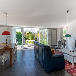 Ruime woonkamer Cypressenlaan 18, vakantiehuis in Kamperland met tuinzicht.