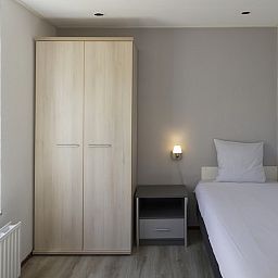 Attraktives Schlafzimmer im Bungalow NE, Kamperland, Noord-Beveland, mit Blick auf die Natur von Zeeland.