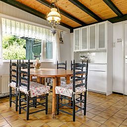 Essbereich im Landhausstil Leeuwerikenlaan 15 in De Banjaard, Kamperland, mit Blick auf den Garten.