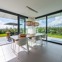 Helles Wohnzimmer mit bequemem Sofa in Duinvallei 27, Kamperland, Ferienbungalow in Zeeland.