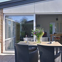 Moderner Aussenbereich mit Glasschiebetuer im Ferienhaus Saturn Avenue 14 Rancho Grande in Kamperland, Nord-Beveland.