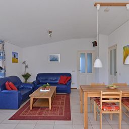 Gemuetliches Wohnzimmer mit blauen Sofas in Saturnlaan 14 Rancho Grande, Ferienhaus in Kamperland, Zeeland.