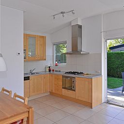 Geraeumige Kueche mit Holzausstattung in Saturn Avenue 14 Rancho Grande, Ferienhaus in Kamperland, Nord-Beveland.