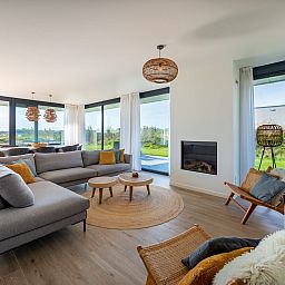 Gemuetliches Wohnzimmer in Duinvallei 43, Ferienhaus in Kamperland, mit viel Licht und Blick in den Garten.
