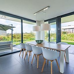 Modernes Wohnzimmer von Duinvallei 19 in De Groote Duynen, Kamperland, mit bequemen Sofas