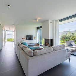 Gemuetliche Terrasse des Ferienhauses Duinvallei 19 in Kamperland mit Esstisch und Liegestuehlen aus Holz