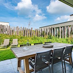 Stilvolles Aeusseres des Bungalows Duinvallei 19 in Kamperland, Zeeland mit gruener Umgebung