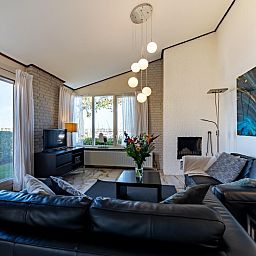 Lichte woonkamer met uitzicht op de tuin bij Sophiaboulevard 15, Roompot Beach Resort in Kamperland, Noord-Beveland.