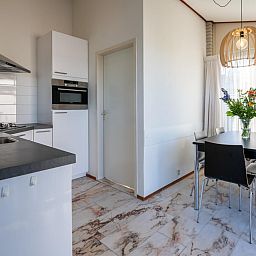 Moderne keuken en eetruimte in vakantiehuis Sophiaboulevard 15, Roompot Beach Resort, Kamperland, Noord-Beveland.