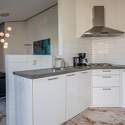 Stijlvolle keuken in Sophiaboulevard 15, Roompot Beach Resort, Kamperland, met moderne apparatuur en inrichting.
