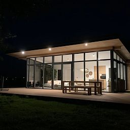 Beleuchtete Abendansicht des Ferienhauses in Kamperland, ideal fuer eine ruhige Nacht in Noord-Beveland, Zeeland.