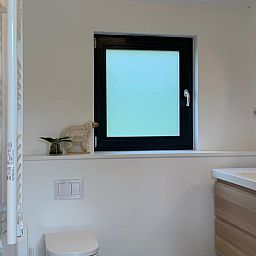 Stilvolles Badezimmer im Ferienhaus Kamperland mit modernem Design, gelegen in Noord-Beveland, Zeeland.