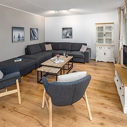 Gemuetliches Wohnzimmer im Ferienhaus Villa R6C, Kamperland, mit bequemer Sitzecke und moderner Einrichtung fuer einen entspannten Aufenthalt in Zeeland.