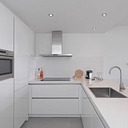 Moderne keuken van VZ2312 Vakantiehuis in Kamperland, ideaal voor koken in Noord-Beveland, Zeeland.