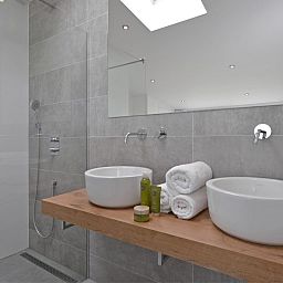 Stijlvolle badkamer in VZ2312 Vakantiehuis in Kamperland met dubbele wastafel, Noord-Beveland, Zeeland.