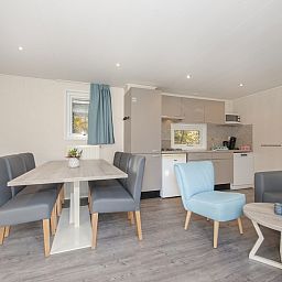 Gemuetlicher Innenbereich des Chalets RP6B in Kamperland, Noord-Beveland, mit moderner Kueche und gemuetlicher Sitzecke.