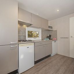 Moderne Kueche im Chalet RP6B in Kamperland, Noord-Beveland, Zeeland mit voller Ausstattung und Blick auf die Natur.