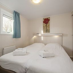 Chalet RP6B in Kamperland, Noord-Beveland mit sonniger Terrasse und gruener Umgebung in Zeeland.