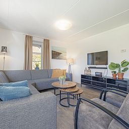 Gemuetliches Wohnzimmer der Villa 8A, eines Ferienhauses in Kamperland, Noord-Beveland, mit komfortabler Sitzecke und moderner Einrichtung.