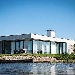 Moderne bungalow Waterlijn 03 | De Groote Duynen aan het water in Kamperland, Noord-Beveland, Zeeland.
