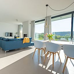 Open leefruimte in Waterlijn 03 | De Groote Duynen, vakantiehuis in Kamperland, Noord-Beveland, met veel lichtinval.