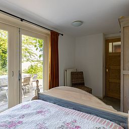 Stilvolles Badezimmer im Ferienhaus ZE184 mit klassischen Fliesen und Holzakzenten in Kamperland, Zeeland.