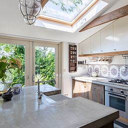 Gemuetliches Schlafzimmer mit Holzmoebeln im Ferienhaus ZE184, Kamperland, Noord-Beveland.
