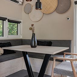 Gezellige binnenruimte van Lodge 4 in Kamperland, Noord-Beveland, Zeeland, met moderne zithoek en uitzicht op de groene omgeving.