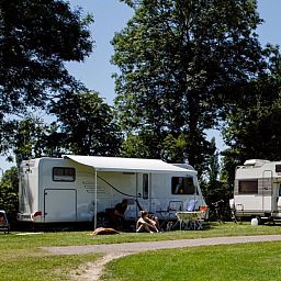 Entspannen Sie sich auf dem gruenen Stellplatz des Wohnmobilstellplatzes RCN de Schotsman | Comfort in Kamperland, Noord-Beveland, inmitten der Natur.