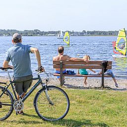 Bewundern Sie die Wassersportaktivitaeten auf dem Wohnmobilstellplatz RCN de Schotsman | Comfort in Kamperland, Noord-Beveland, mit herrlicher Aussicht.