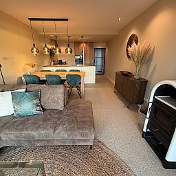 Stijlvolle woonkamer van vakantiehuis Havenweg 24 in Kamperland, Zeeland, met moderne inrichting en gezellige sfeer.