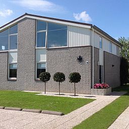 Aussenansicht des Ferienhauses VZ1178 in Kamperland, Zeeland, mit moderner Architektur und Garten.