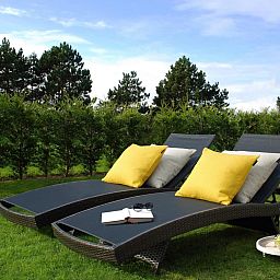 Bequeme Liegestuehle im Garten des Ferienhauses VZ1178 in Kamperland, ideal zum Entspannen.