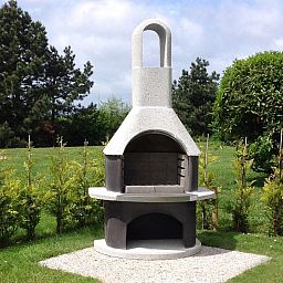 Stilvoller Aussenkamin im Garten des Ferienhauses VZ1178 in Kamperland, perfekt fuer Sommerabende.