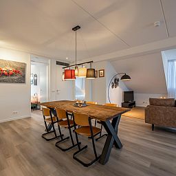 Stilvolles Esszimmer im VZ2303 Luxury Penthouse in Kamperland, Nord-Beveland, mit Holztisch und moderner Beleuchtung.