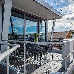 Terrasse von VZ2340 Water lodge in Kamperland mit Blick auf den Jachthafen in Noord-Beveland, Zeeland.