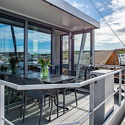 Aussenterrasse der VZ2340 Waterlodge in Kamperland, geniessen Sie die frische Luft in Noord-Beveland, Zeeland.