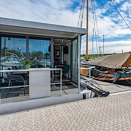 Blick auf den Hafen von der VZ2340 Waterlodge, einem einzigartigen Urlaubserlebnis in Kamperland, Noord-Beveland, Zeeland.