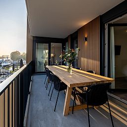 Gemuetliche Veranda von VZ2407 Ferienwohnung in Kamperland, Nord-Beveland, mit Abendlicht.